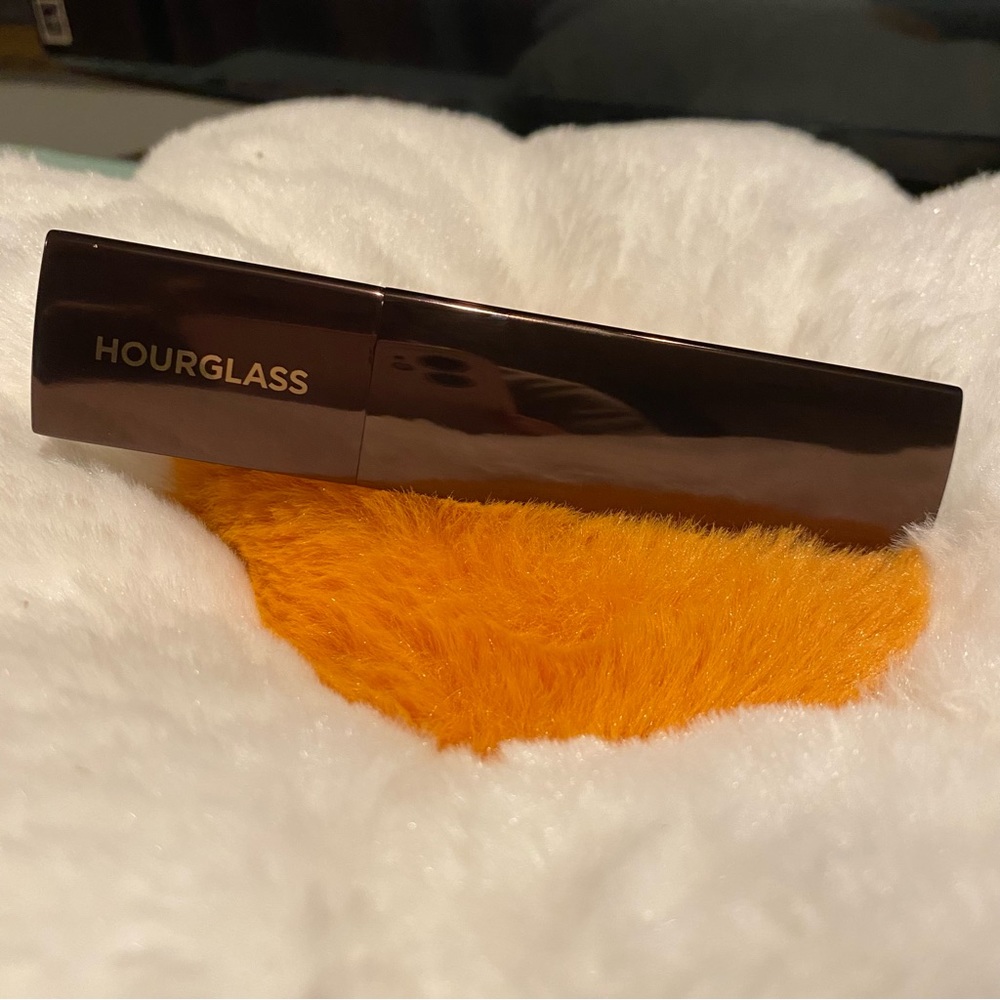 Hourglass vanish foundation and contour stick